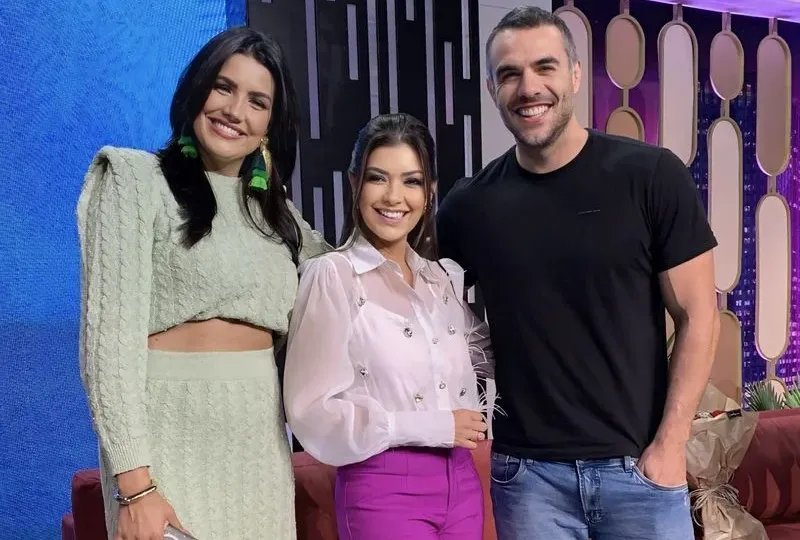 Casal de ex-BBBs celebram o amor no programa de Amanda Françozo