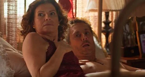 No Rancho Fundo: Zefa Leonel flagra Seu Tico Leonel com Deodora na cama