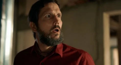 Renascer: Egídio sofre tocaia e e leva um tiro misterioso