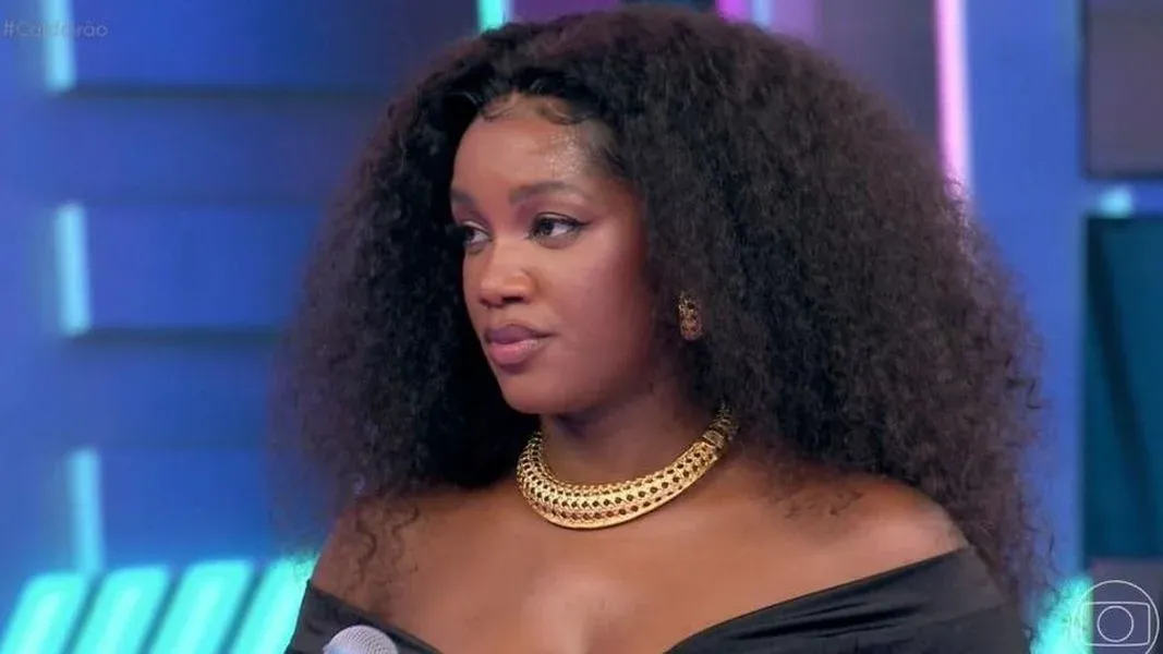 TV Globo mantém exibição da entrevista com IZA no "Conversa com Bial"