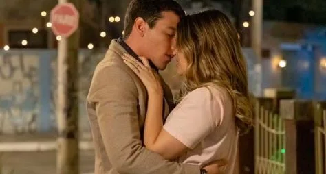 Família é Tudo: Murilo e Electra se beijam!