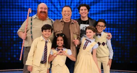 Raul Gil reúne parte do elenco de “A Caverna Encantada” no palco deste sábado (27)