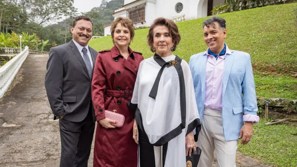 Volta por Cima: os irmãos Belisa, Joyce e Gigi e o mordomo Sebastian