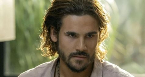 Nicolas Prattes comemora estreia em novela das nove: "Dez anos de televisão esperando por isso"