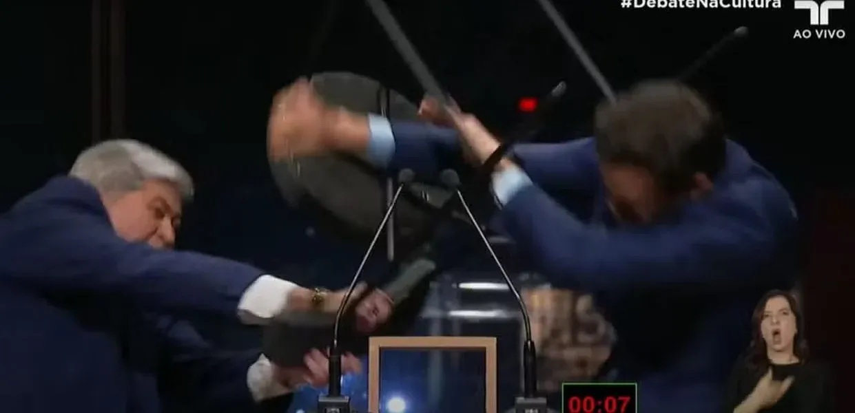 Datena agride Pablo Marçal com cadeirada durante debate da TV Cultura