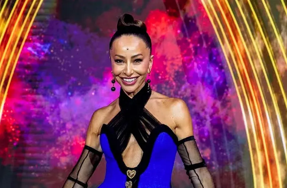 Sabrina Sato renova contrato com a Globo para comandar o reality show "Minha Mãe com Seu Pai", que será lançado no Globoplay
