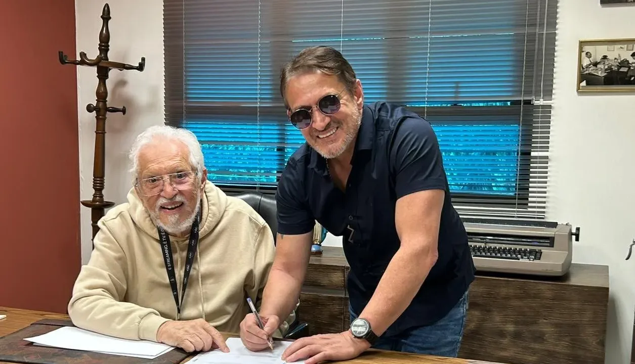Carlos Alberto de Nóbrega e Marcelo de Nóbrega renovam contrato com o SBT