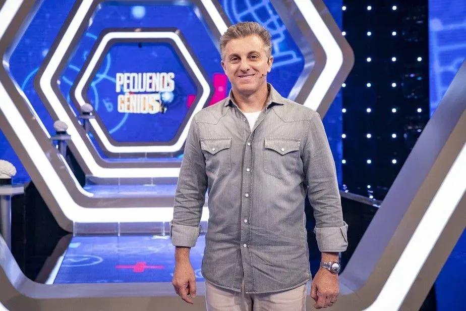 Murilo Huff canta no palco do "Domingão"; Luciano Huck comanda a grande final do "Pequenos Gênios"