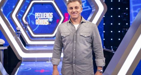 Murilo Huff canta no palco do "Domingão";  Luciano Huck comanda a grande final do "Pequenos Gênios"