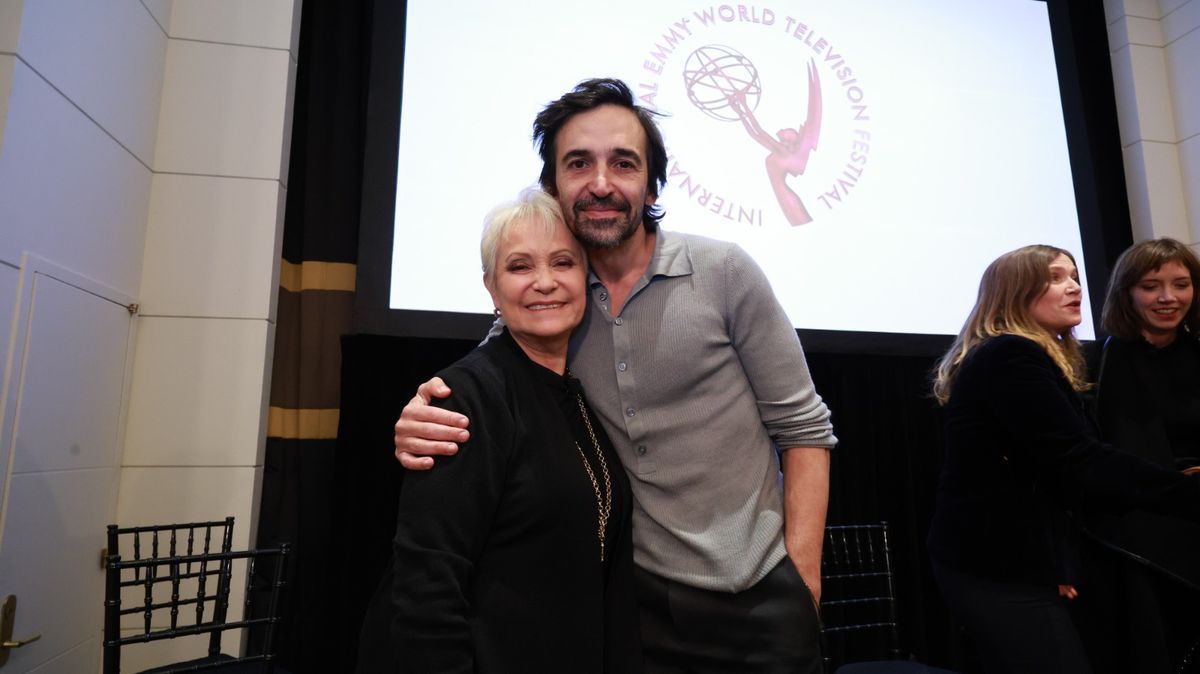 Julio Andrade e a atriz mexicana Adriana Barraza. Foto: Globo