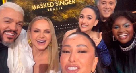 Eliana posa com o elenco do The Masked Singer Brasil no primeiro dia de gravações