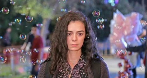 Record negocia vinda de Özge Özpirinçci, protagonista de "Força de Mulher", ao Brasil
