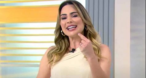 Sem sucesso, Record acaba com o "Domingo Record" e demite Rachel Sheherazade