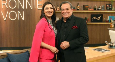 Ronnie Von recebe Amanda Françozo no "Companhia Certa" (RedeTV!)