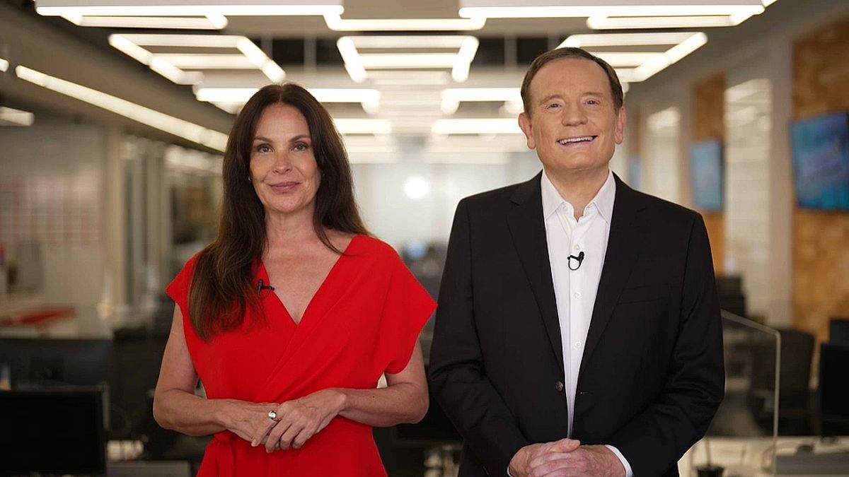 Carolina Ferraz e Roberto Cabrini. Foto: Divulgação/Record