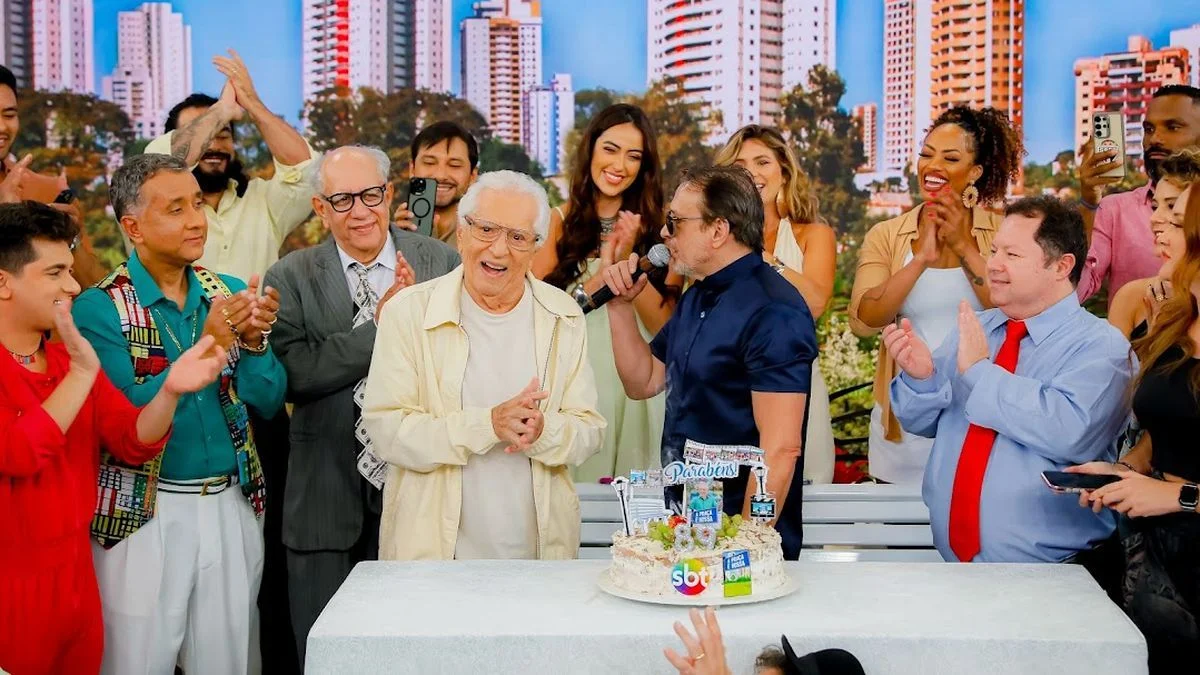 Carlos Alberto de Nóbrega recebe surpresa da produção e do elenco de A Praça em seu aniversário de 89 anos