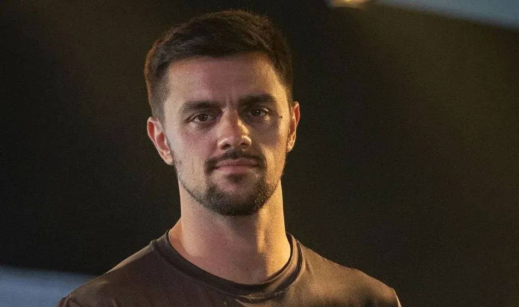 Felipe Simas vive jovem em busca de oportunidades em "Dona de Mim"