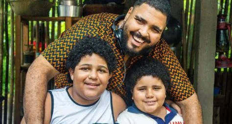 "Pablo & Luisão" revive os anos 2000 com música e emoção no Globoplay