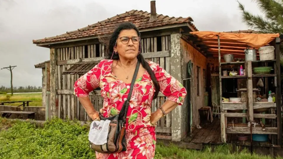 Regina Casé e Manuela Dias discutem projeto que retoma universo de "Amor de Mãe"