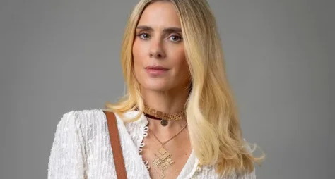 Carolina Dieckmmann posa com o novo visual de Leila em "Vale Tudo"
