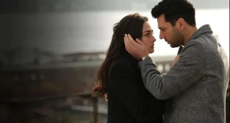"Entre o Amor e o Poder" chega ao Globoplay: história de amor e vingança