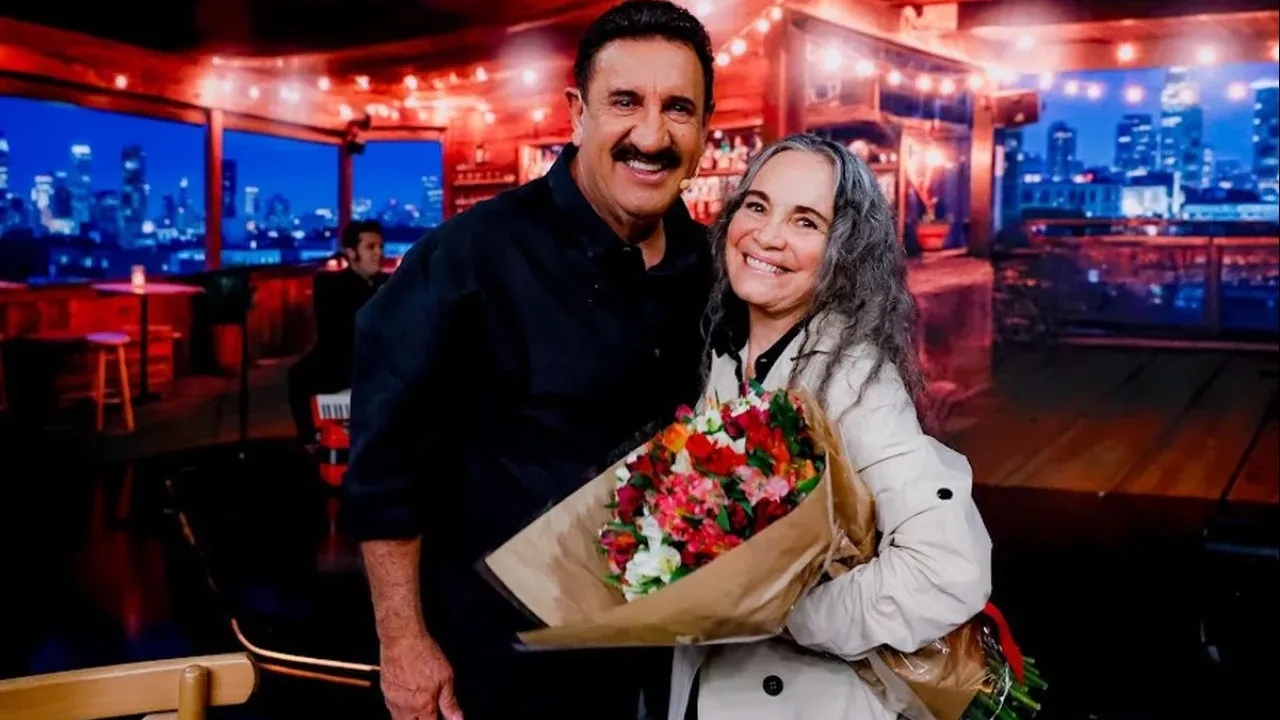 Programa do Ratinho presta homenagem a Regina Duarte com troféu especial
