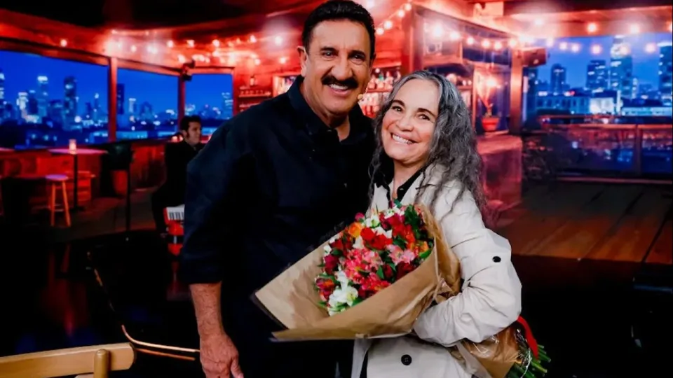 Programa do Ratinho presta homenagem a Regina Duarte com troféu especial