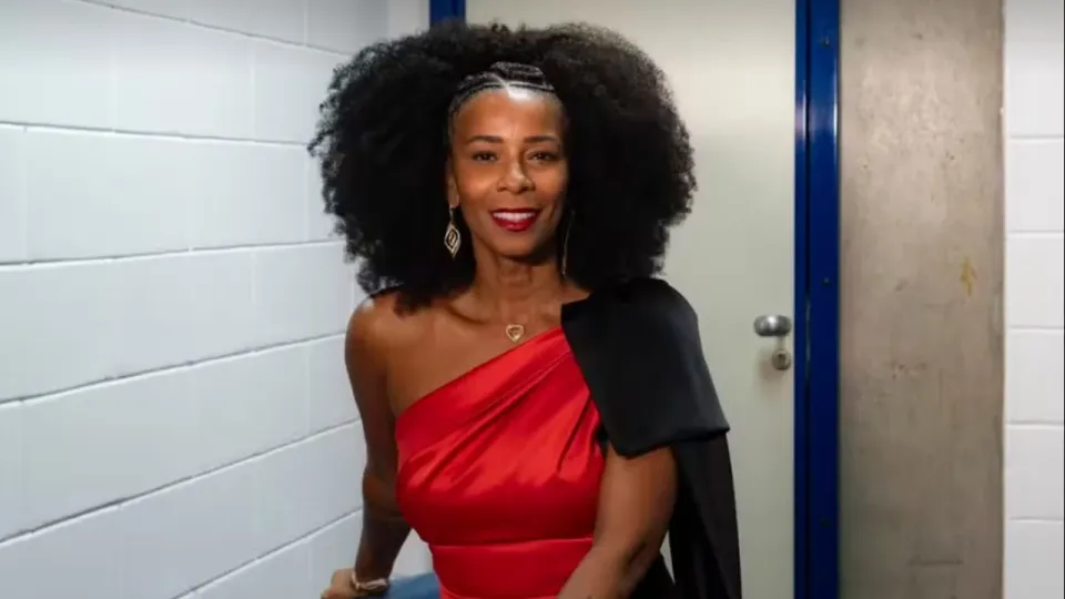 Rita Batista canta e se emociona com surpresa especial no Domingão com Huck