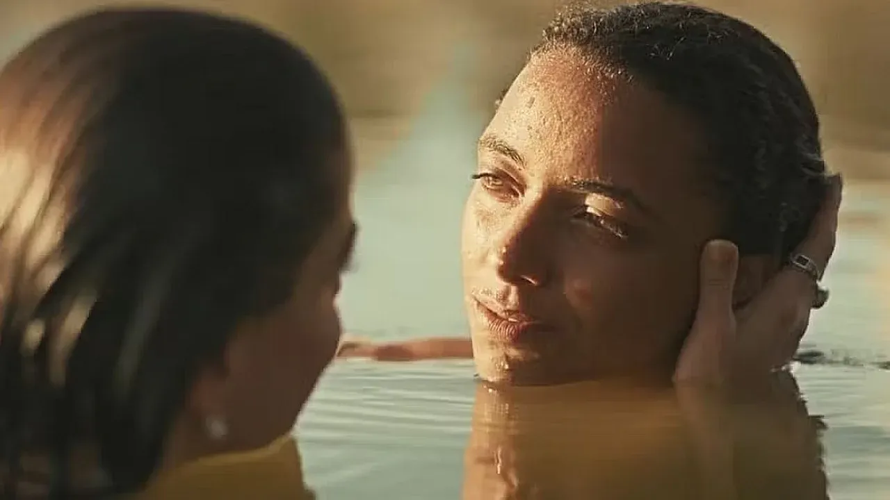 Jânia (Alinne Moraes) e Otília (Alice Carvalho)