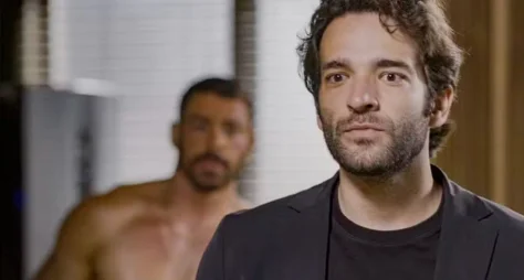 Afonso flagra traição de Maria de Fátima com César em Vale Tudo