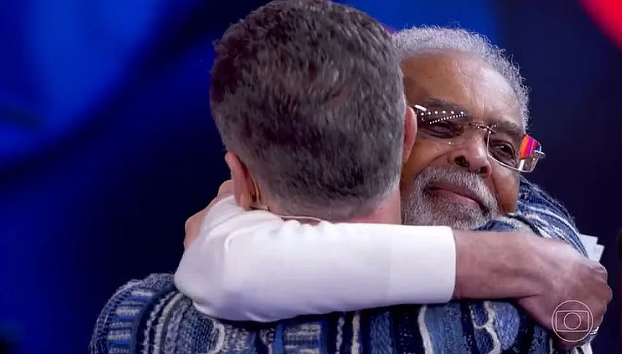 Gilberto Gil e Luciano Huck. Foto: Reprodução/Globo