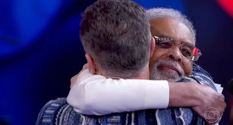 Gilberto Gil e Luciano Huck se emocionam ao homenagear Preta Gil no Domingão
