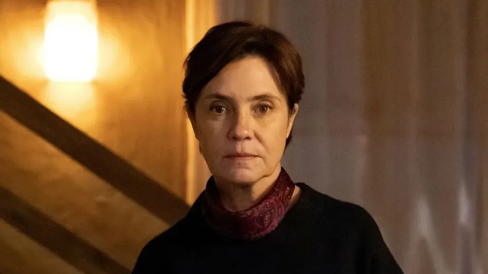 Adriana Esteves retorna transformada em nova fase da série Os Outros