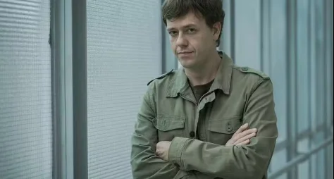 Pablo Sanábio vive inspetor em “Vermelho Sangue”, série do Globoplay