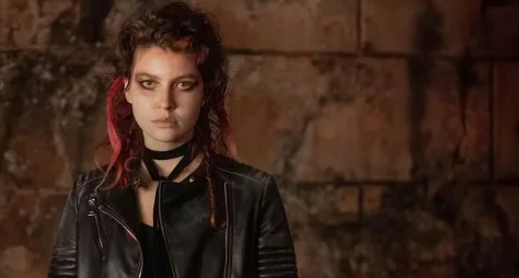 Alanis Guillen surge como vampira na nova fase de “Vermelho Sangue”, série do Globoplay