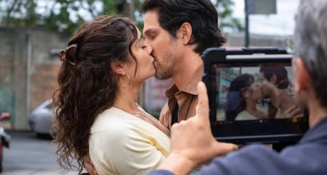 Cena do primeiro beijo de Gerluce e Paulinho terá música de Roberto Carlos