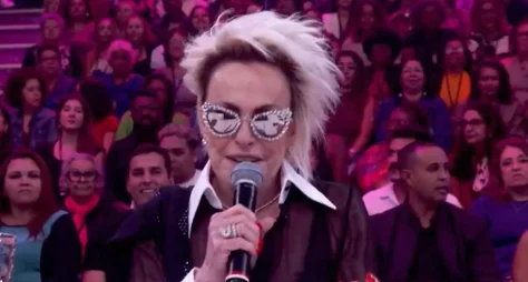 Ana Maria Braga é jurada da ‘Dança dos Famosos’ e conhece fã no palco do ‘Domingão’
