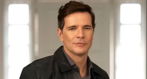 Daniel de Oliveira surge caracterizado como Alaorzinho em ‘Coração Acelerado’