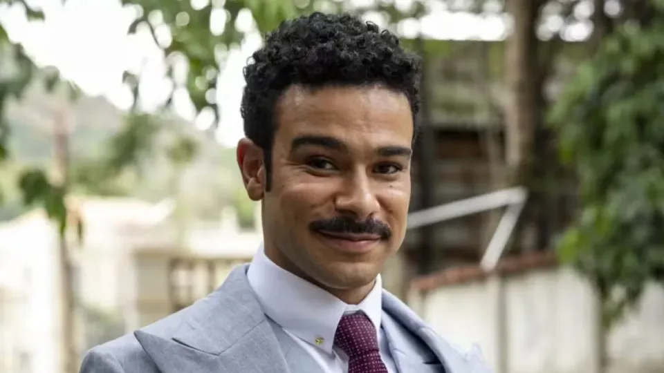 Sérgio Malheiros caracterizado como Lourival, de 'Êta mundo Melhor!'