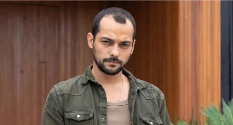 Eduardo Sterblitch integra elenco de 'Quem Ama Cuida' em papel de destaque