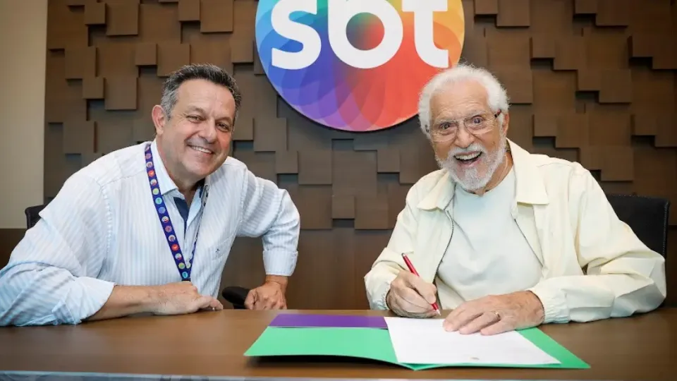 Carlos Alberto de Nóbrega renova contrato com SBT e completa 38 anos no ar
