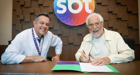 Carlos Alberto de Nóbrega renova contrato com SBT e completa 38 anos no ar