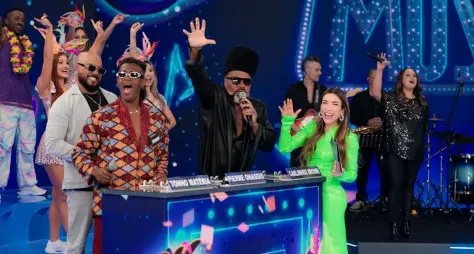 Programa Silvio Santos recebe Carlinhos Brown e Juju Salimeni neste domingo