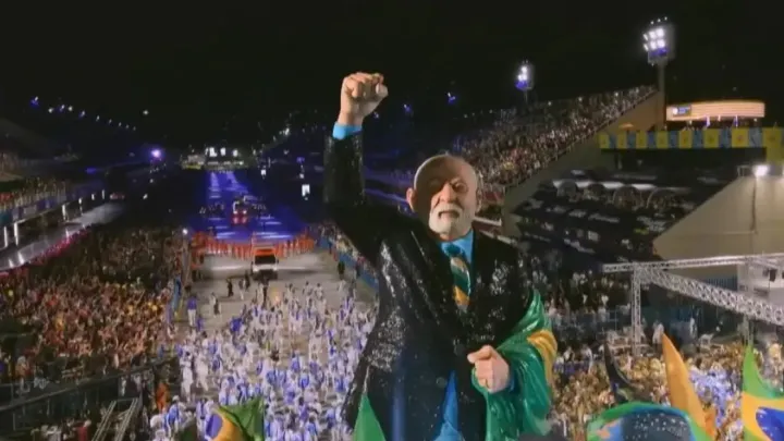 Homenagem a Lula na Sapucaí faz Globo perder audiência para concorrência