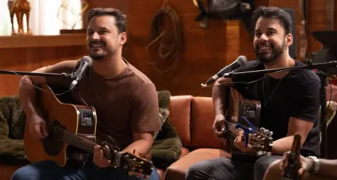 Clayton & Romário fazem participação em 'Coração Acelerado'