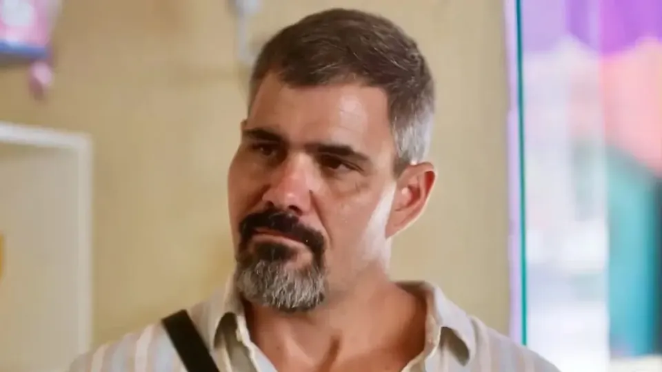 Globo fecha contrato longo com Juliano Cazarré após sucesso em 'Três Graças'