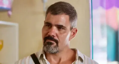 Globo fecha contrato longo com Juliano Cazarré após sucesso em 'Três Graças'