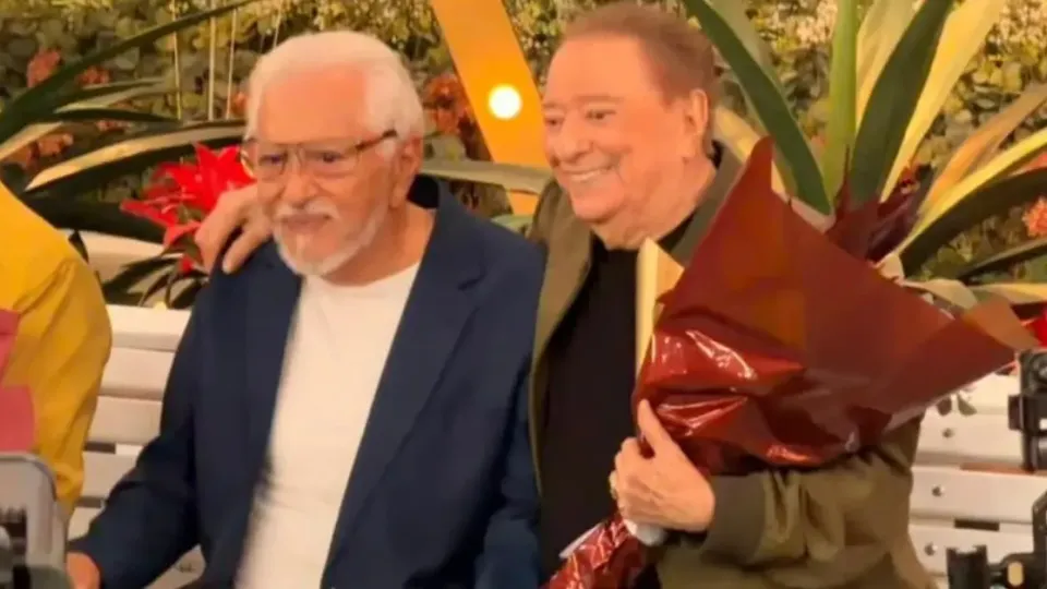 Raul Gil volta ao SBT e chora em homenagem a Carlos Alberto de Nóbrega