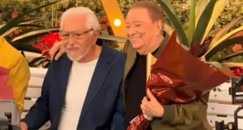 Raul Gil volta ao SBT e chora em homenagem a Carlos Alberto de Nóbrega