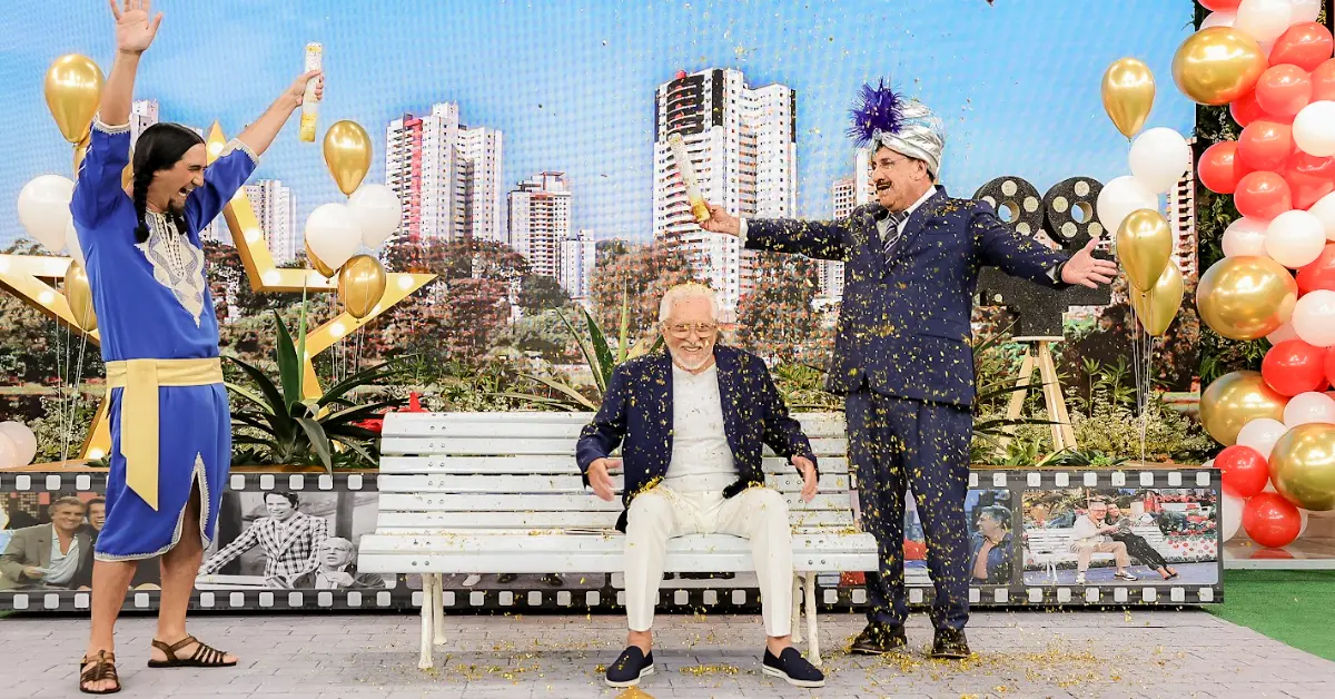 Aos 90 anos, Carlos Alberto de Nóbrega ganha surpresa em 'A Praça é Nossa'